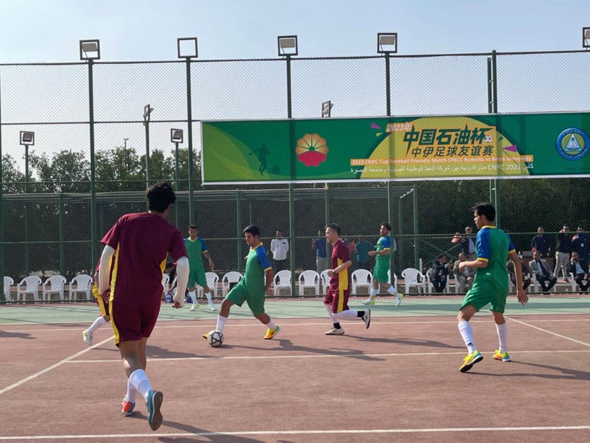 12月14日，中國(guó)石油（伊拉克）魯邁拉片區(qū)舉辦公共開(kāi)放日和足球友誼賽。中國(guó)石油工程建設(shè)有限公司魯邁拉項(xiàng)目代表隊(duì)與巴士拉大學(xué)代表隊(duì)進(jìn)行了比賽，巴士拉大學(xué)代表隊(duì)獲勝。文學(xué)軍攝