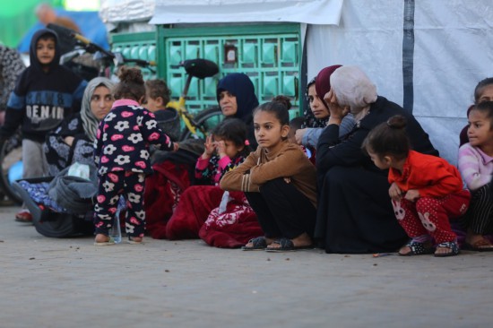 這是12月3日在加沙地帶代爾拜拉赫一家醫(yī)院拍攝的流離失所的巴勒斯坦人。新華社發(fā)