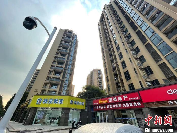 多家房地產(chǎn)中介。 蘇婷 攝