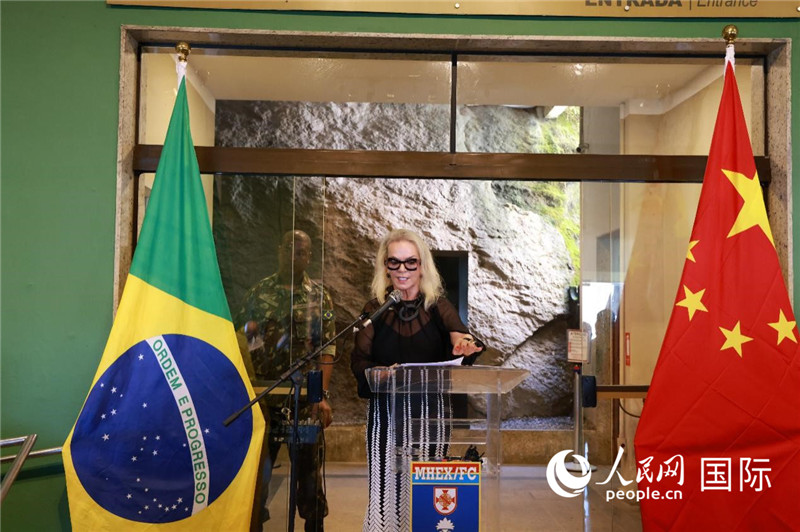 山河文化促進中心執(zhí)行總裁瑪西婭·梅爾基奧爾在攝影展開幕式上致辭。 人民網(wǎng)記者 陳海琪攝