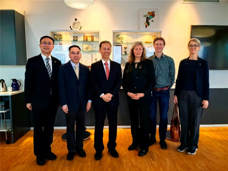 中國駐瑞典大使崔愛民（左三）會(huì)見瑞典農(nóng)業(yè)大學(xué)校長薇迪（左四）。中國駐瑞典大使館供圖。