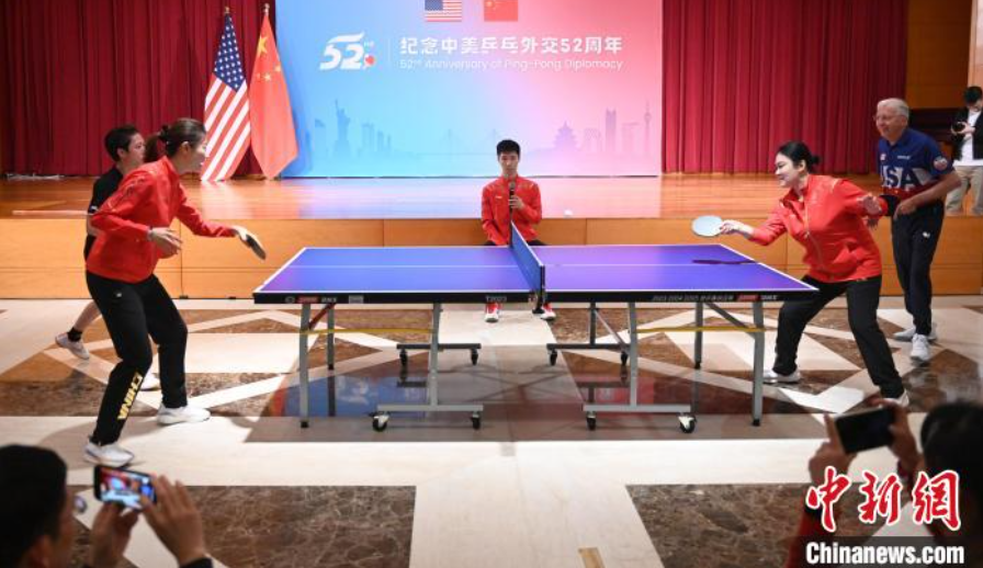 當?shù)貢r間12月13日，中國駐美使館在華盛頓舉辦慶?；顒蛹o念中美乒乓外交52周年。圖為丁寧、劉偉、戴爾等中美運動員上演混雙表演賽。中新社記者 陳孟統(tǒng) 攝