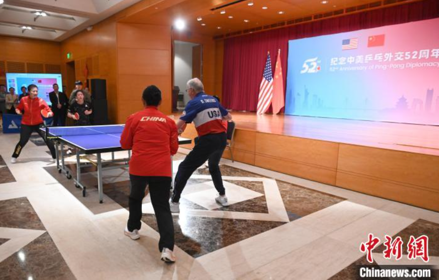 當?shù)貢r間12月13日，中國駐美使館在華盛頓舉辦慶祝活動紀念中美乒乓外交52周年。圖為丁寧、劉偉、戴爾等中美運動員上演混雙表演賽。中新社記者 陳孟統(tǒng) 攝