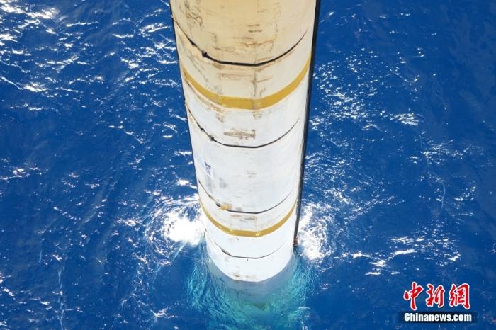 鉆井平臺上伸入海中的設(shè)備。<a target='_blank' href='/' _fcksavedurl='/' ><p  align=
