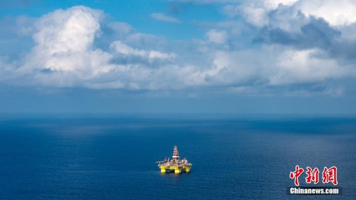 遠(yuǎn)眺中國海油982鉆井平臺。<a target='_blank' href='/' _fcksavedurl='/' ><p  align=