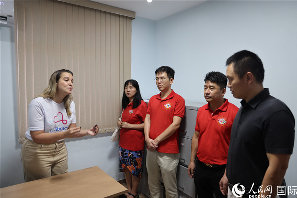 王尉育等人參觀并了解協(xié)會(huì)活動(dòng)場(chǎng)所及設(shè)施。人民網(wǎng)記者 時(shí)元皓攝