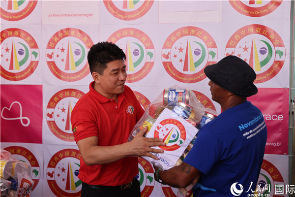 鄭俠茂向癌癥患者捐贈(zèng)食品籃。人民網(wǎng)記者 時(shí)元皓攝