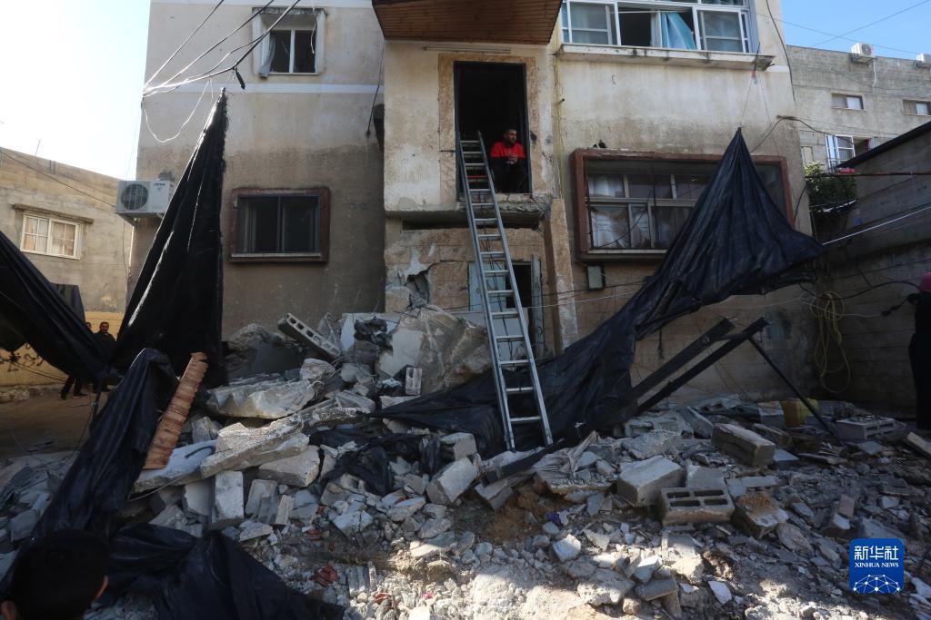 12月17日，在約旦河西岸城市圖勒凱爾姆附近的一處難民營，人們查看在沖突中損毀的房屋。新華社發(fā)（尼達(dá)爾·艾仕塔耶?dāng)z）