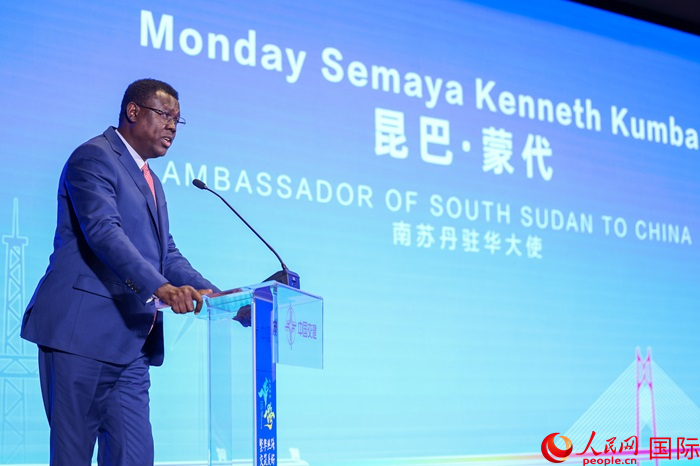 南蘇丹駐華大使蒙代在發(fā)布會(huì)上致辭。人民網(wǎng)記者 趙益普攝