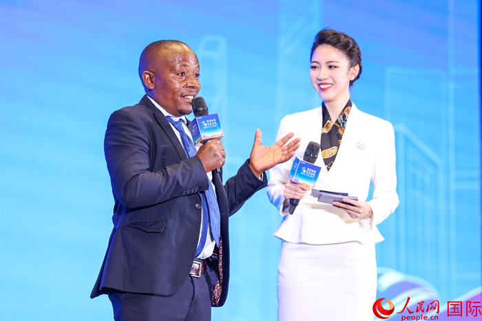 來(lái)自烏干達(dá)坎帕拉—恩德培機(jī)場(chǎng)高速公路項(xiàng)目的赫爾曼（左）被評(píng)為中國(guó)交建共建“一帶一路”最美外籍建設(shè)者之一。人民網(wǎng)記者 趙益普攝