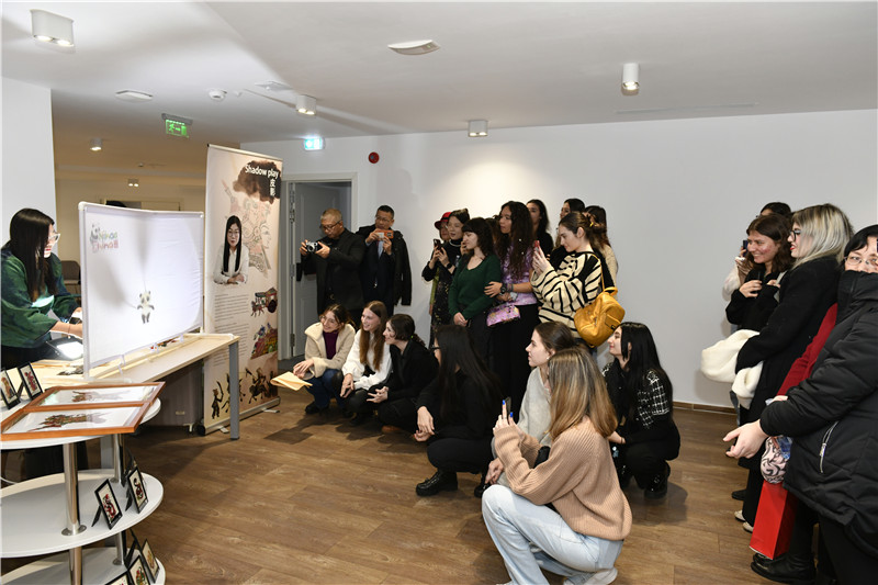 圖為觀眾欣賞帶有“你好中國”標(biāo)識(shí)的皮影展示。 布加勒斯特中國文化中心供圖。