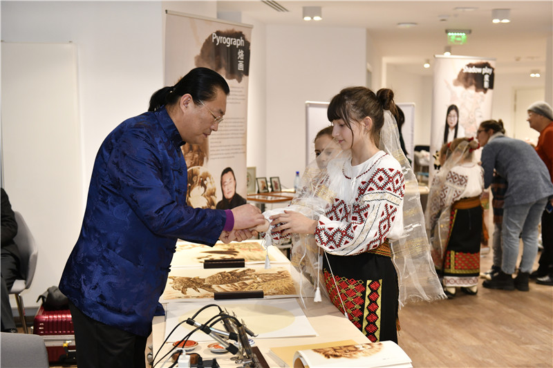 圖為羅馬尼亞小學(xué)生在現(xiàn)場(chǎng)體驗(yàn)烙畫。 布加勒斯特中國文化中心供圖