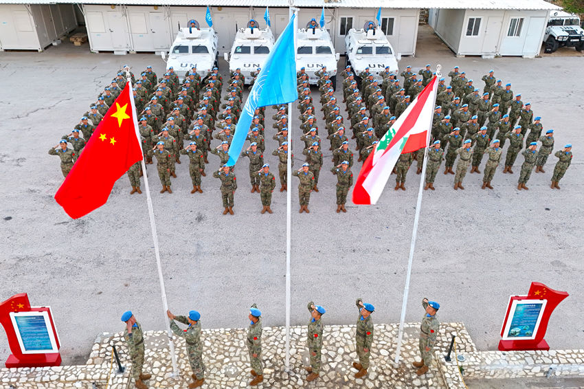 1月1日，中國(guó)第22批赴黎巴嫩維和官兵們舉行升旗儀式。胡光明攝