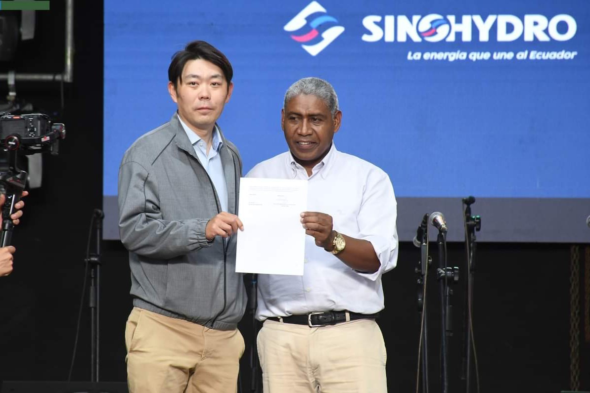 中國電建厄瓜多爾國別代表白納（左）代表中國電建向厄瓜多爾埃爾查科市康復(fù)中心捐贈(zèng)了一批康復(fù)器材，埃爾查科市市長(zhǎng)奧斯卡·德拉克魯斯·卡瓦蒂霍（右）對(duì)中國企業(yè)的善舉表示感謝。中國電建厄瓜多爾代表處供圖