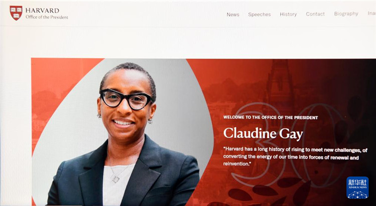 美國媒體1月2日?qǐng)?bào)道，哈佛大學(xué)校長蓋伊宣布辭職。這是1月2日拍攝的有蓋伊照片的哈佛大學(xué)官網(wǎng)校長辦公室頁面。新華社記者李睿 攝