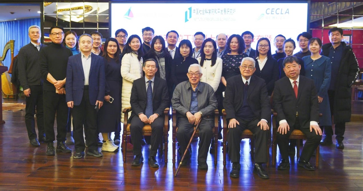 與會(huì)專家學(xué)者舉行合影。主辦方供圖