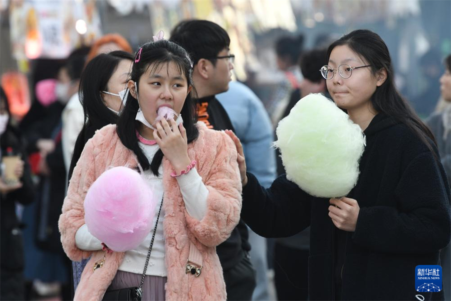 1月5日，在日本名古屋市第18屆“名古屋中國春節(jié)祭”上，游客品嘗棉花糖。新華社記者 岳晨星 攝