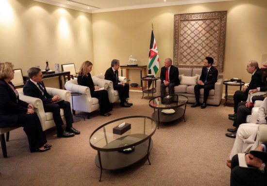 1月7日，約旦國王阿卜杜拉二世（中右）在安曼會見到訪的美國國務(wù)卿布林肯（中左）。新華社發(fā)（約旦王宮供圖）