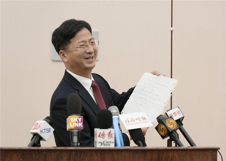 張建敏總領(lǐng)事向媒體展示領(lǐng)區(qū)小學(xué)生來信。中國駐舊金山總領(lǐng)館供圖