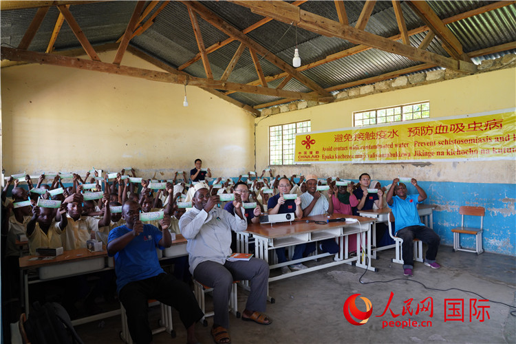 中國專家組走進(jìn)姆坦噶尼小學(xué)開展血吸蟲病防治健康教育。人民網(wǎng)記者 黃煒鑫攝