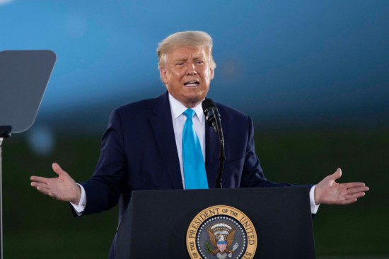 這是2020年9月3日時(shí)任美國(guó)總統(tǒng)特朗普在美國(guó)賓夕法尼亞州拉特羅布參加競(jìng)選集會(huì)的資料照片。新華社記者劉杰攝