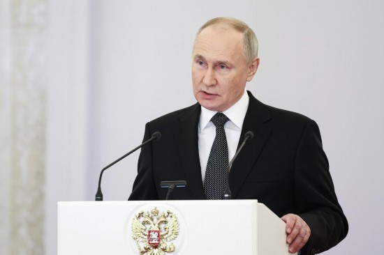 2023年12月8日，俄羅斯總統(tǒng)普京在莫斯科克里姆林宮出席“祖國(guó)英雄日”慶祝儀式。新華社/塔斯社