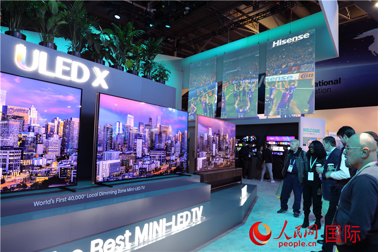 在2024年美國消費電子展上，人們駐足觀看中國企業(yè)海信推出的ULED X系列電視110UX，該產(chǎn)品獲得“2024年美國消費電子展創(chuàng)新獎”。人民網(wǎng)記者 李志偉攝