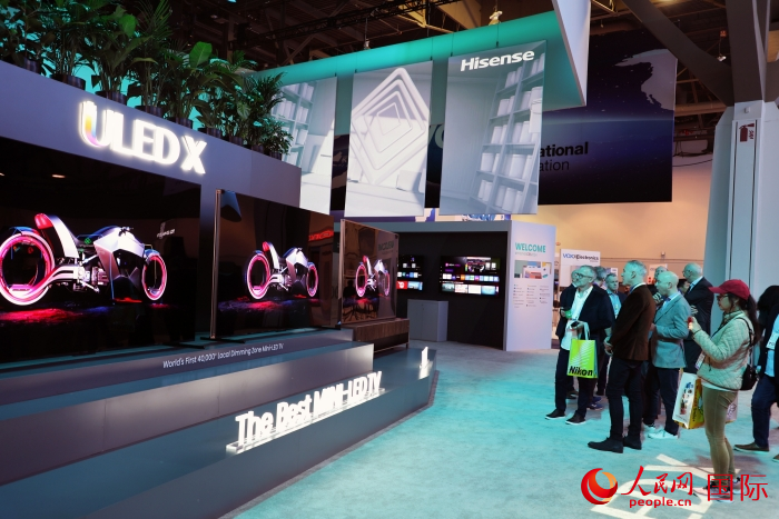 海信在此次展會上推出ULED X系列電視110UX，是全球首臺4萬+分區(qū)MiniLED電視，斬獲2024年美國消費電子展創(chuàng)新獎。人民網(wǎng)記者 李志偉攝