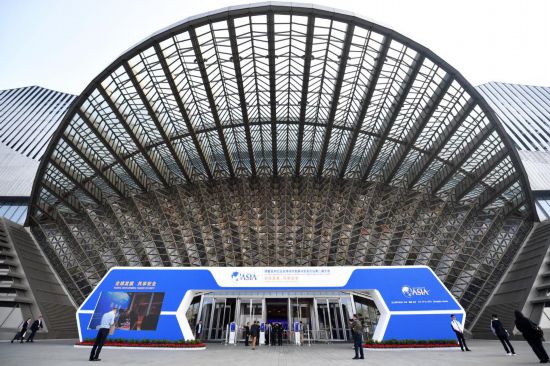 2023年10月30日，參會(huì)嘉賓步入長(zhǎng)沙國(guó)際會(huì)議中心。當(dāng)日，以“全球發(fā)展 共享安全”為主題的博鰲亞洲論壇全球經(jīng)濟(jì)發(fā)展與安全論壇第二屆大會(huì)在湖南長(zhǎng)沙開(kāi)幕。新華社記者 陳振海 攝