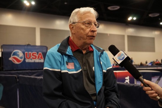 2023年12月16日，中美“乒乓外交”親歷者戴爾·斯威里斯在2023年美國乒乓球公開賽老年組比賽間隙接受新華社記者專訪。