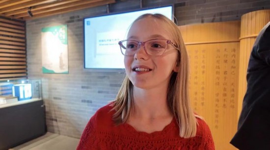 美國猶他州小學生米麗婭姆·居布萊接受記者采訪。