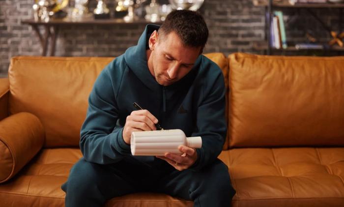 2023年10月，赤水河酒曬出的梅西為赤水河酒酒瓶簽名照片。 截圖自