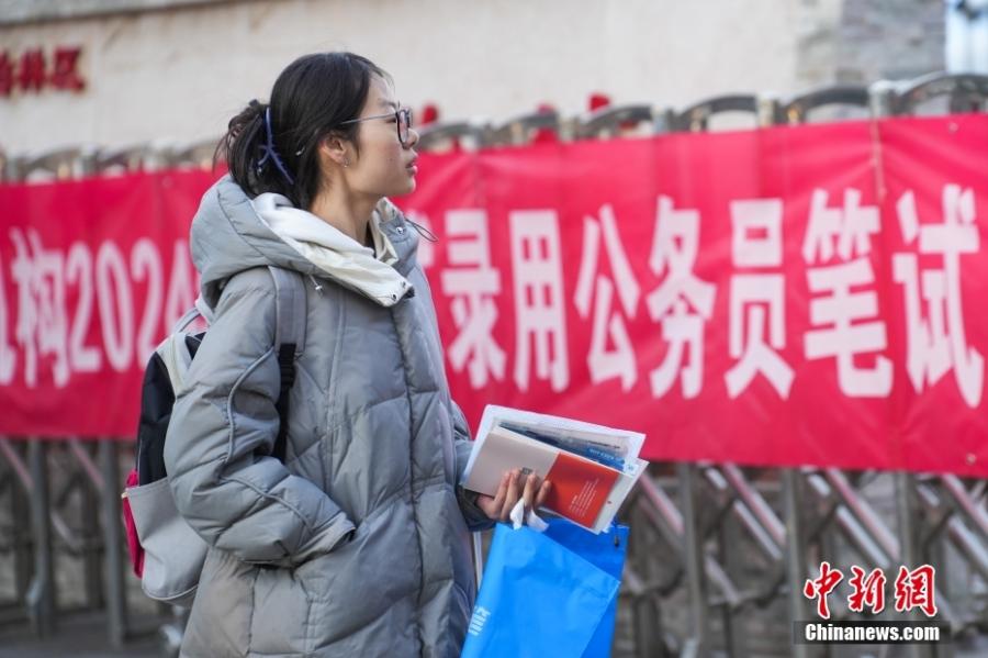 2023年11月26日，山西省太原市，考生步入考場。當(dāng)日，中央機(jī)關(guān)及其直屬機(jī)構(gòu)2024年度考試錄用公務(wù)員公共科目筆試舉行。<a target='_blank' href='/'><p  align=