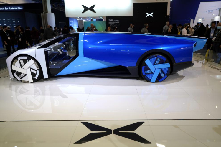 1月11日，人們在美國拉斯維加斯消費(fèi)電子展小鵬公司展臺觀看電動飛行汽車Aeroht。新華社記者吳曉凌攝