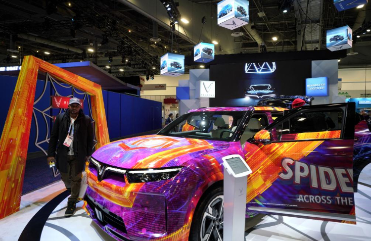 1月11日，人們在美國拉斯維加斯消費(fèi)電子展越南電動汽車制造商VinFast展臺參觀。新華社記者吳曉凌攝