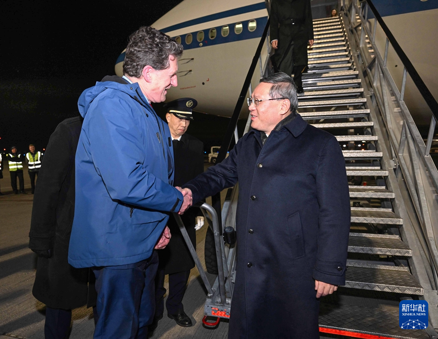 當(dāng)?shù)貢r(shí)間1月16日晚，應(yīng)愛爾蘭總理瓦拉德卡邀請(qǐng)，國(guó)務(wù)院總理李強(qiáng)乘包機(jī)抵達(dá)都柏林國(guó)際機(jī)場(chǎng)，開始對(duì)愛爾蘭進(jìn)行正式訪問(wèn)。愛爾蘭環(huán)境、氣候與通訊部長(zhǎng)兼交通部長(zhǎng)瑞安等到機(jī)場(chǎng)迎接。新華社記者 饒愛民 攝