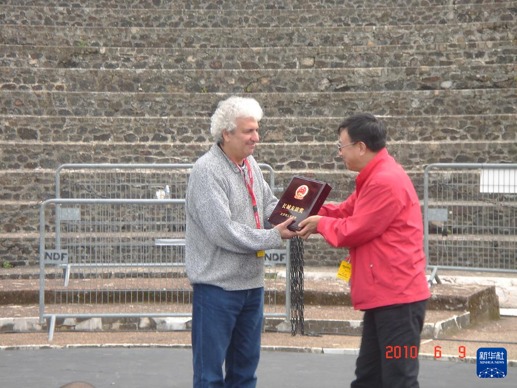 這是2010年帕特里克·索米耶（圖左）獲頒北京市人民政府授予的“長城友誼獎(jiǎng)”時(shí)的資料照片。新華社發(fā)（受訪對(duì)象供圖）