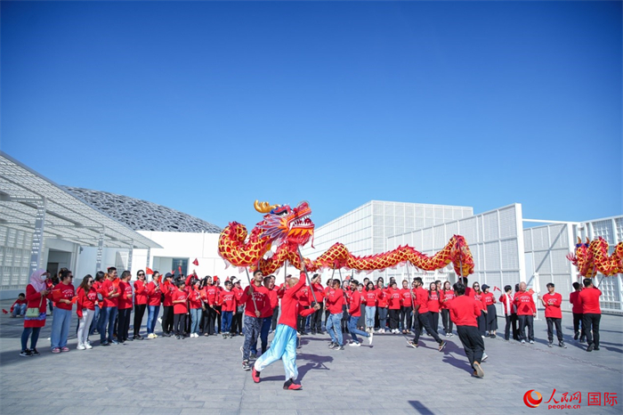 舞龍表演。人民網(wǎng) 塔里克·易卜拉欣攝