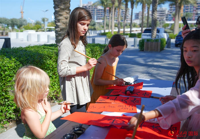 小朋友體驗書法創(chuàng)作。人民網(wǎng) 塔里克·易卜拉欣攝