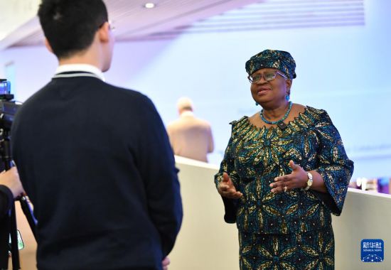 1月18日，世界貿(mào)易組織總干事伊維拉在瑞士達(dá)沃斯舉行的世界經(jīng)濟(jì)論壇2024年年會期間接受新華社記者專訪。新華社記者 連漪 攝