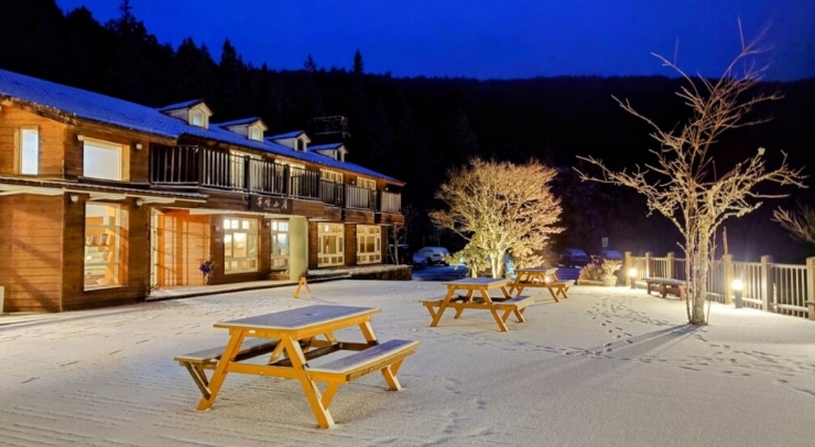 位在宜蘭縣內(nèi)的太平山森林游樂(lè)區(qū)23日凌晨開(kāi)始下雪，園區(qū)翠峰山屋前一片雪白。圖片來(lái)源：臺(tái)灣“中央社”。