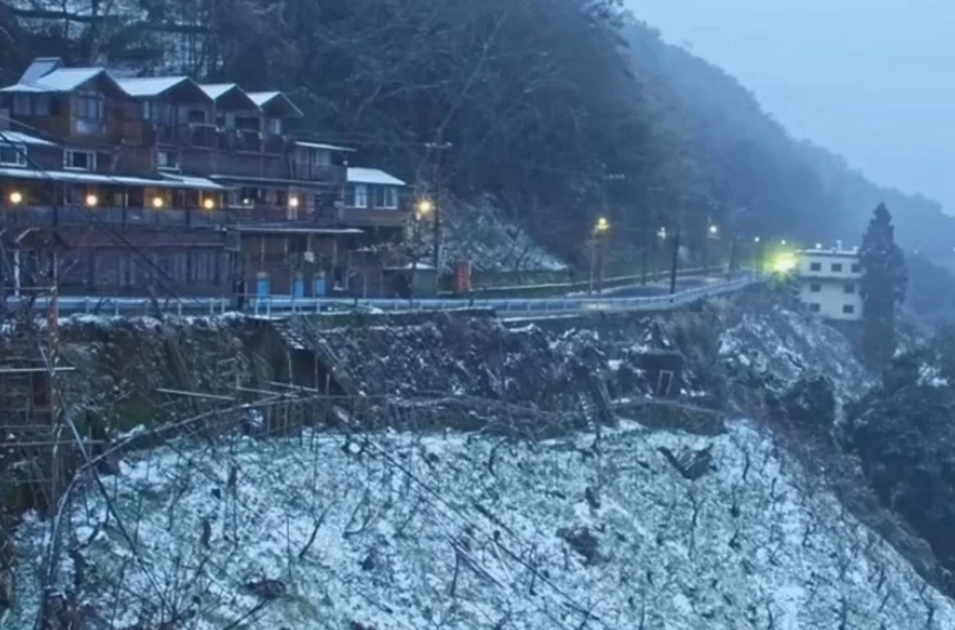 桃園市觀光旅游局22日新啟用的“上巴陵實(shí)時(shí)影像”的鏡頭下，現(xiàn)場(chǎng)呈現(xiàn)雪景。圖片來(lái)源：桃園市觀光旅游局。