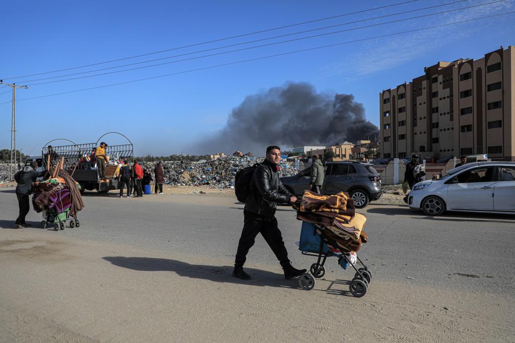 1月22日，在加沙地帶南部城市汗尤尼斯，人們逃離家園。新華社發(fā)（里澤克·阿卜杜勒賈瓦德攝）