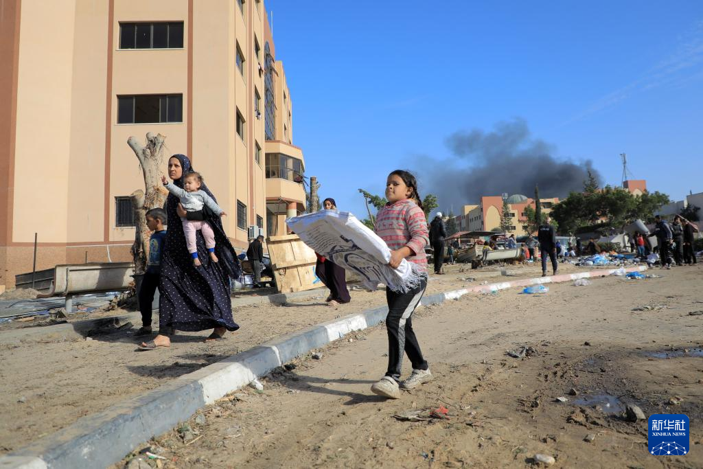 1月22日，加沙地帶南部城市汗尤尼斯遭到以軍攻擊后升起濃煙。新華社發(fā)（里澤克·阿卜杜勒賈瓦德攝）