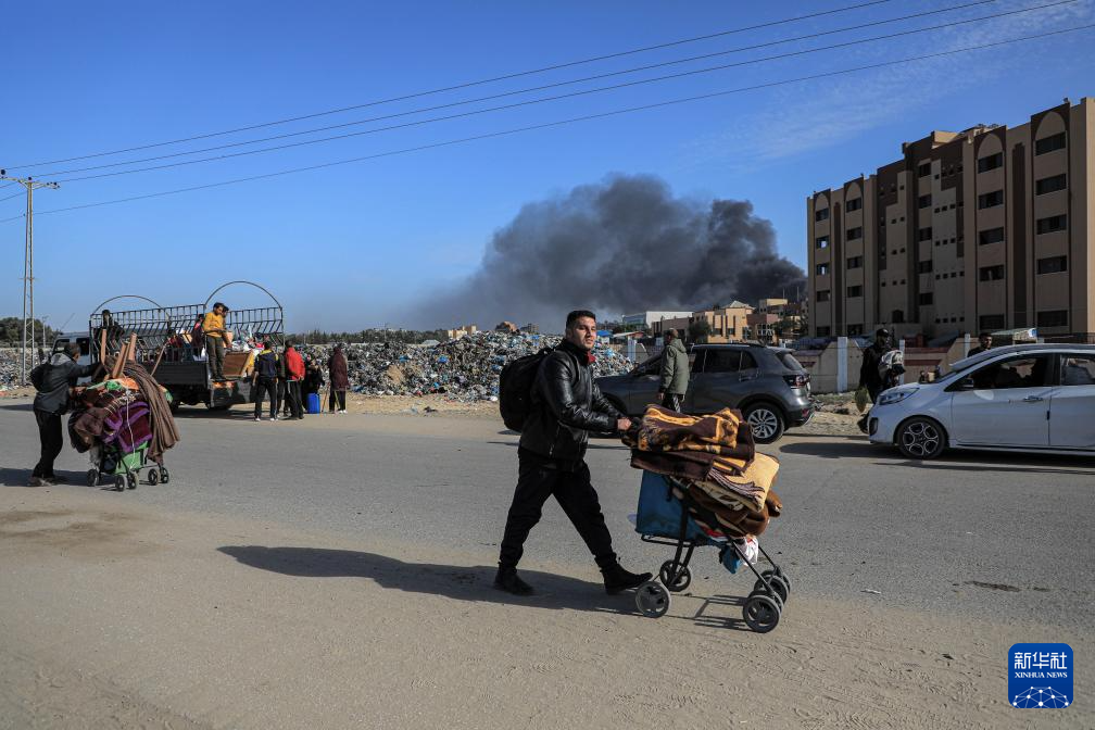 1月22日，在加沙地帶南部城市汗尤尼斯，人們逃離家園。新華社發(fā)（里澤克·阿卜杜勒賈瓦德攝）