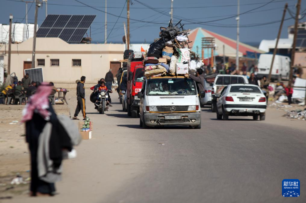 1月22日，在加沙地帶南部城市汗尤尼斯，人們逃離家園。新華社發(fā)（里澤克·阿卜杜勒賈瓦德攝）