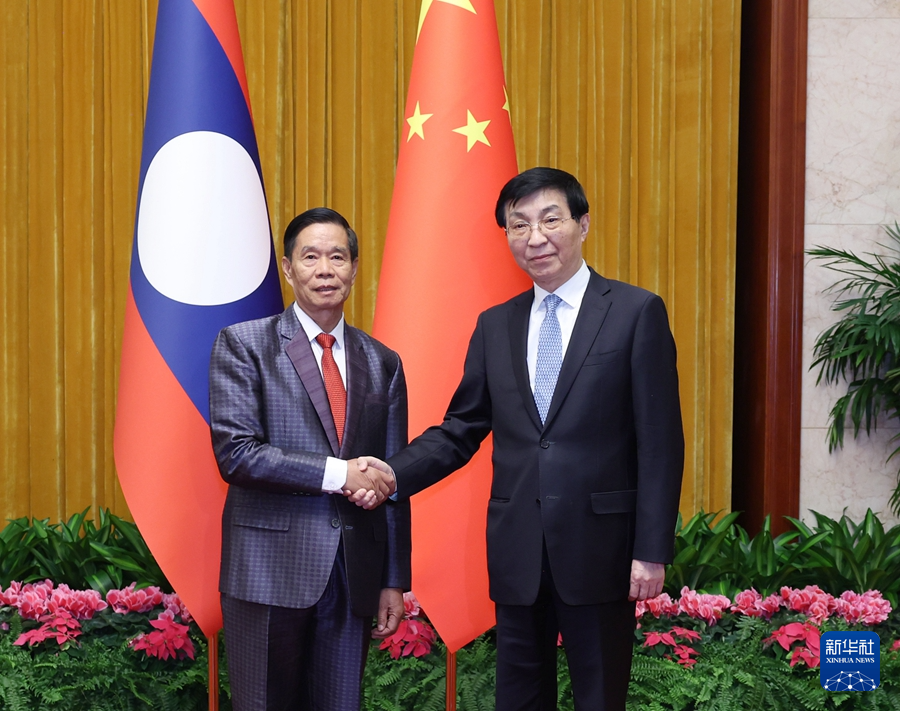 1月22日，中共中央政治局常委、全國(guó)政協(xié)主席王滬寧在北京會(huì)見老撾人民革命黨中央政治局委員、建國(guó)陣線中央委員會(huì)主席辛拉馮。新華社記者 王曄 攝