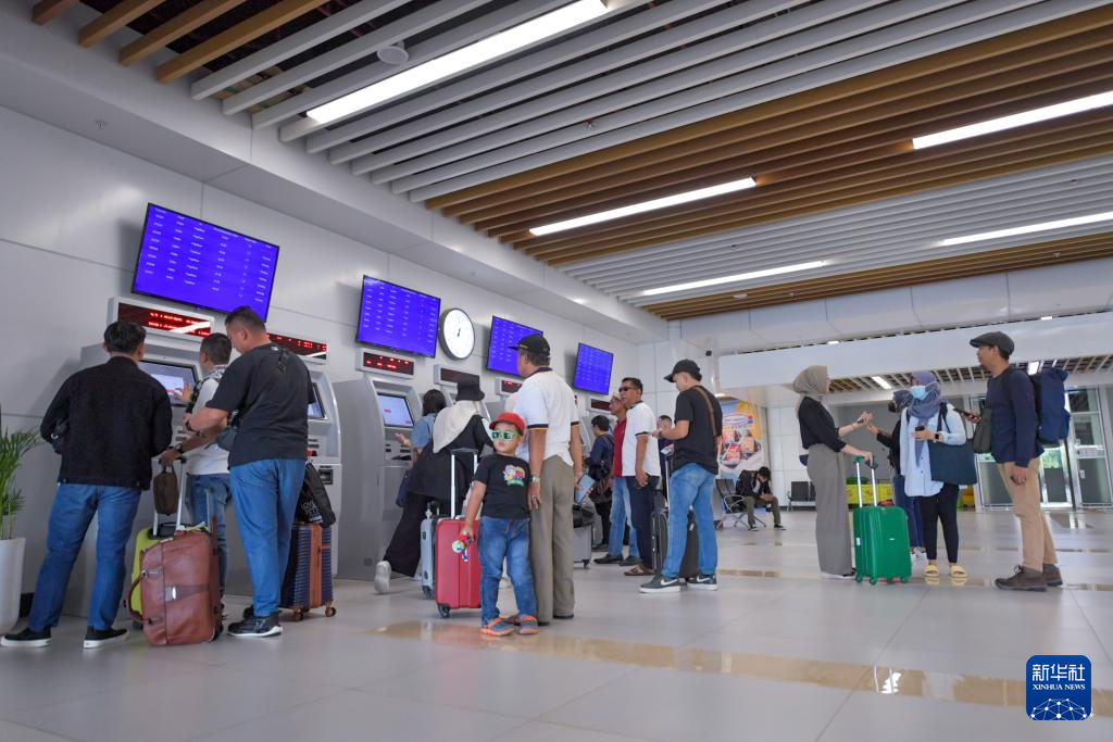 1月24日，在印度尼西亞雅加達(dá)哈利姆站，乘客使用自助取票機(jī)。新華社記者 徐欽 攝