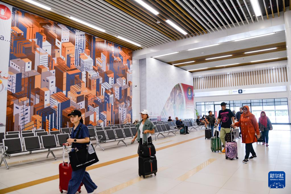 1月24日，在印度尼西亞雅加達(dá)哈利姆站，乘客在候車大廳內(nèi)行走。新華社記者 徐欽 攝