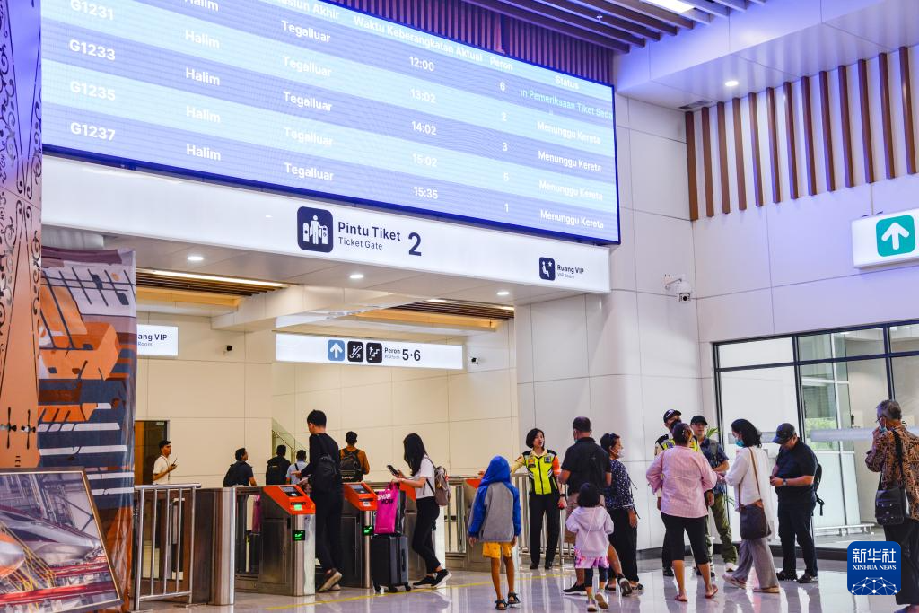 1月24日，在印度尼西亞雅加達(dá)哈利姆站候車大廳，乘客刷票前往站臺(tái)。新華社記者 徐欽 攝